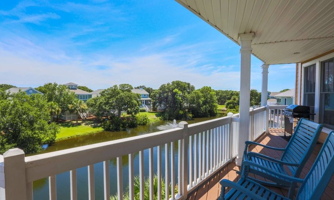 Pelican Bay House | 5 Min Walk to Beach & Community Pool; Views of Lagoon & Ocean from Rooftop Deck; Great for Families!