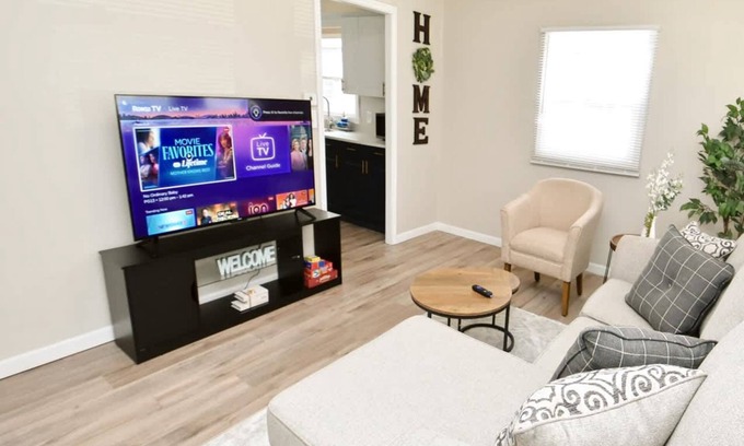 Harters Heights House | 5 min walk to Notre Dame! Modern home (517)