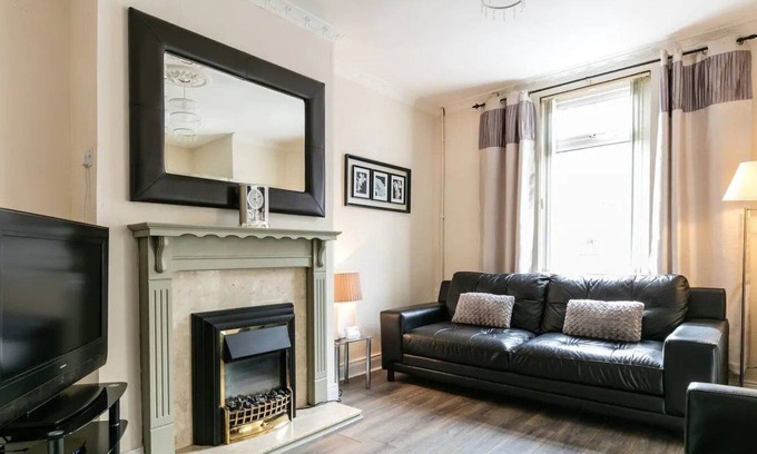 Belfast House | 5 mins cab ride to City Centre in tourist hotspot