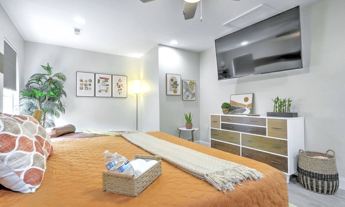 Chattanooga House | 5 mins to DT, family friendly, hot tub, arcade, sleeps 8, fully fenced yard.