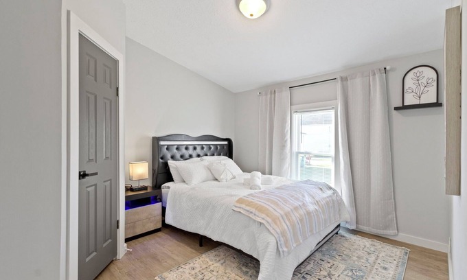 Westfield House | 5 mins to Grand Park, 15 mins to Ruoff, pet-friendly, peaceful environment!