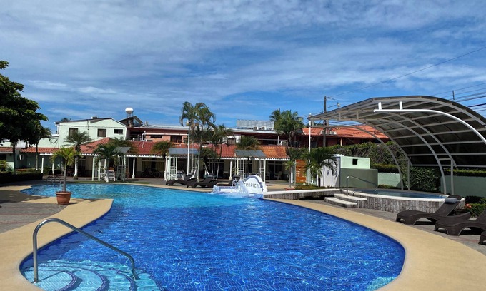 Jaco Cabin | 5 minute to the Center of town Condo - secure, large pool!