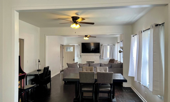 Birmingham House | 5 minutes to downtown. Family home with Wi-Fi, deck, and large backyard.