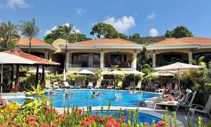 Jaco Condo | 5 minutes to the beach and center of town! Condo near the pool, work from home.