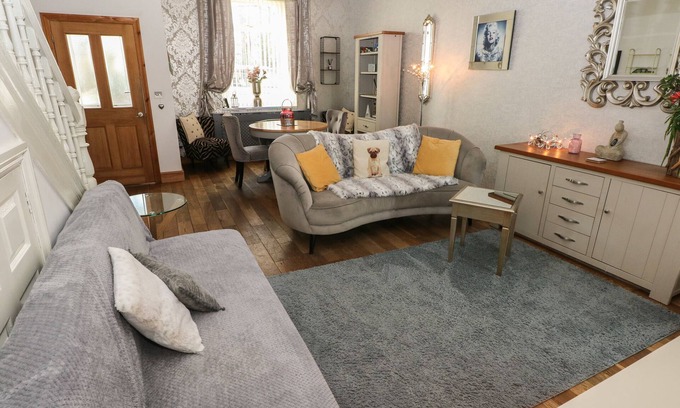 Llanelli House | 5 PONTARDULAIS ROAD, pet friendly, with hot tub in Llangennech