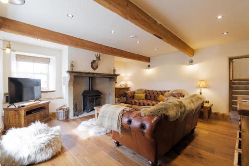 Austwick House | 5 Star Cottage on the Green with Log Burner - Dog Friendly