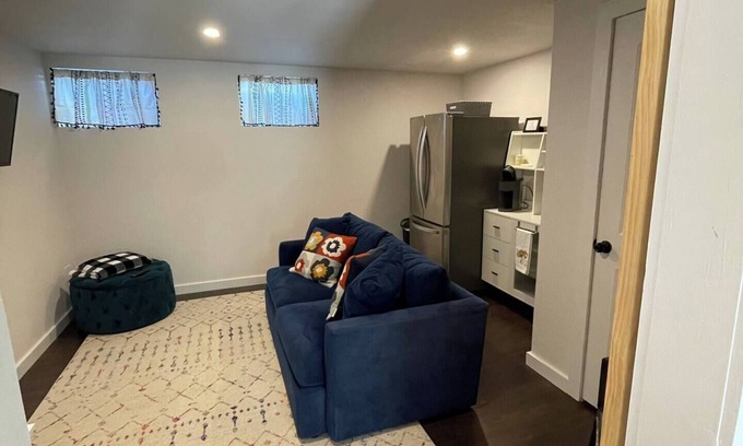 Castle Rock House | 5 Star Cozy, Clean and Bright Private Walkout