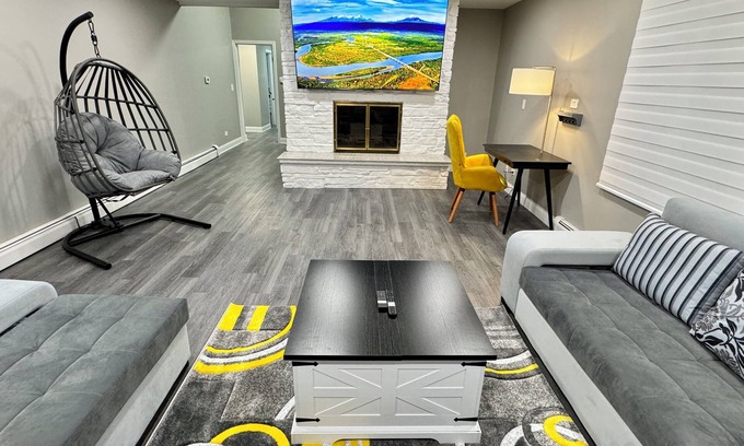 Des Plaines House | 5 Star Luxury Stay Near Chicago O'hare Airport, King Beds