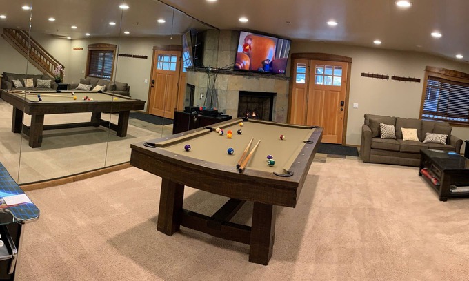 Mammoth Lakes House | 5 Star Luxury, Stunning, LARGE 3 Bedroom, Walk to CANYON Lodge Chairlift Sleep 8