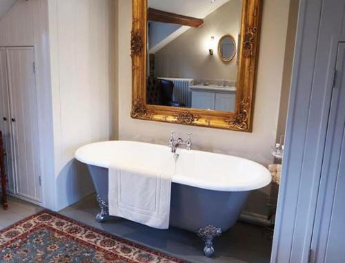 Bailliesmill Villa | 5 Star Romantic Rose Cottage with Roll-Top Bath