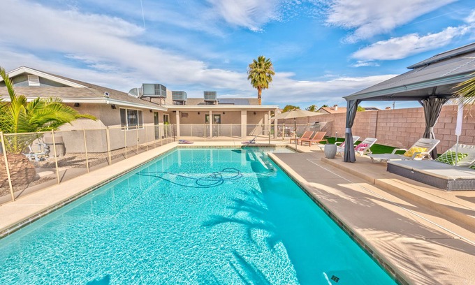 Enterprise Villa | 5 stars Villa! Modern! Central! Big Pool & Back Yard! Enjoy.