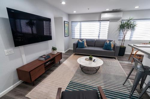 Peninsula House | 50 M to Sand LGB 2 King Suites