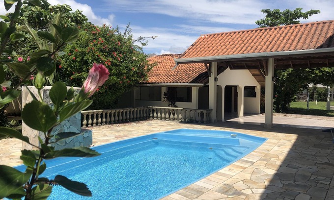 Guaratuba House | 50mts FROM THE SEA, AIR CONDITIONING, WI-FI, SWIMMING POOL, BARBECUE, 15PETS, 7BATHROOMS, CANCHA