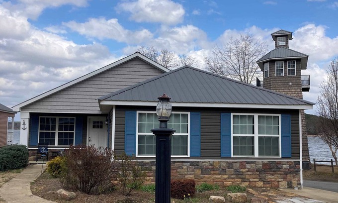 Leesburg House | 51 The Anchor Summary