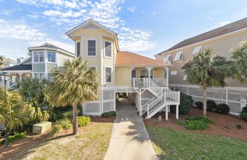 Pelican Bay House | 54 Pelican Bay by AvantStay Steps from Beach Community Pool
