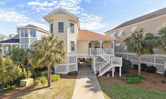 Pelican Bay House | 54 Pelican Bay by AvantStay | Steps from Beach + Community Pool