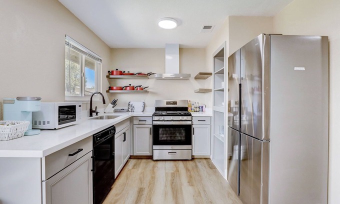 Sacramento House | 5B3B | Convenient Location | Backyard BBQ | Workstation | RV Parking | SmokeFree