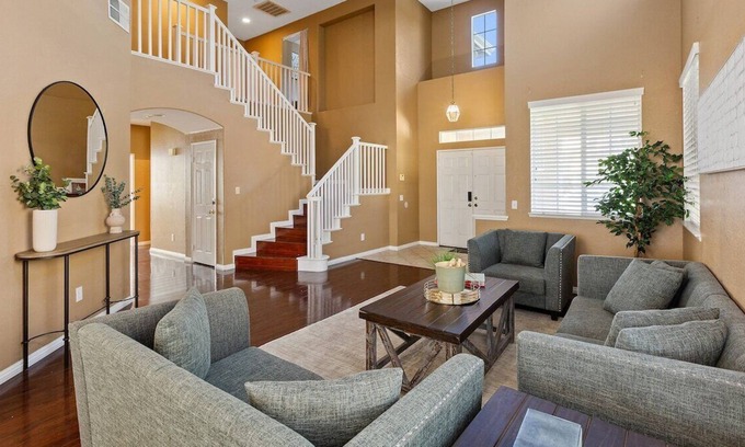 Riverside House | 5BR/3BA | Queen Beds | Family Home in Riverside