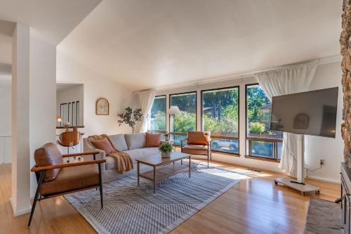 Grass Lawn House | 5BR Gem Walk to Microsoft and Near Redmond DT