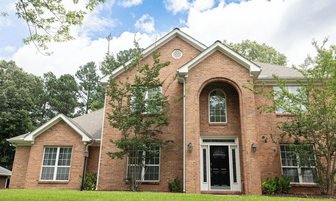 Starkville House | 5BR Home near MSU w/Patio & Fireplace