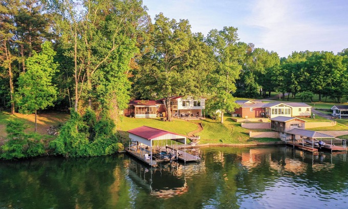 Killen House | 5BR - Lakefront Home - 4 King Beds, Private Dock, Kayaks, Canoe, & Fast WiFi