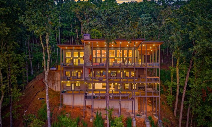 Mineral Bluff Apartment | 5BR+ Luxe, 180 views, Spa, Sauna