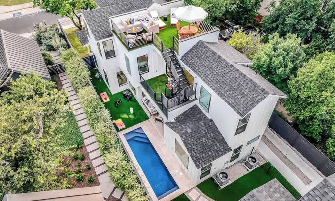 Clarksville House | 5BR Luxe Skyline Estate w/Pool & City Views