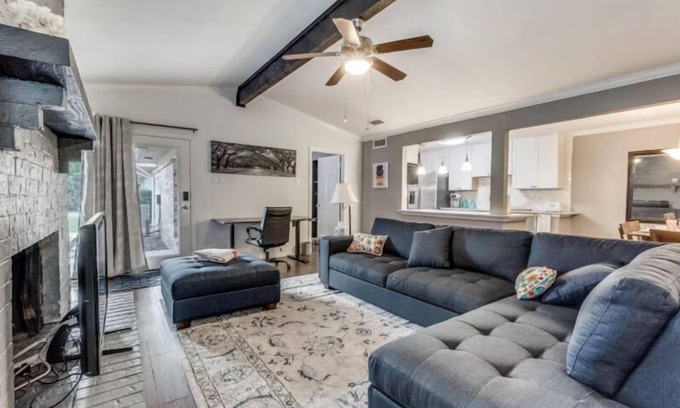 Midtown House | 5BR Retreat in Downtown OKC w/In Unit Laundry I Bathtub I Spacious Living Space I Full Kitchen 16F1