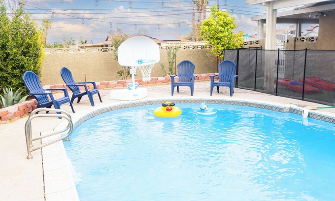 Paradise House | 5BR Vegas Getaway Pool Games BBQ Close to Strip & Airport Karaoke & Arcade