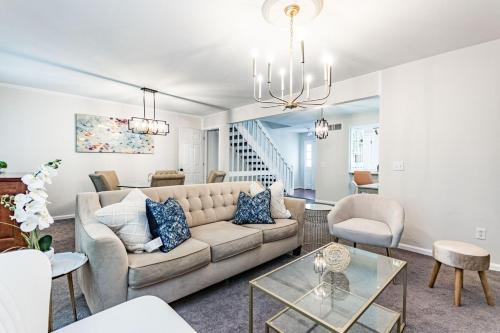 North Raleigh House | 5br w community Pool close to North Hills!