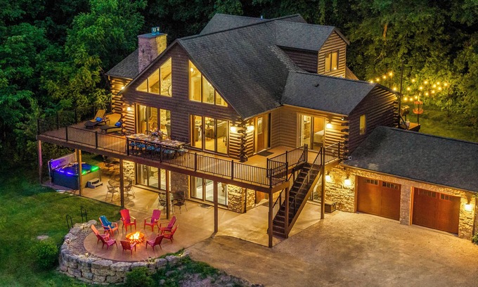 The Galena Territory Cabin | 5KINGBed 5 Bath~Upscale~Views~Games~Fire pit~Hot Tub~Theater~Pets~Luxe Amenities