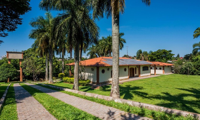 Valinhos House | 6. 000 meters in the district Country Club of Valinhos, asphalted and monitored street