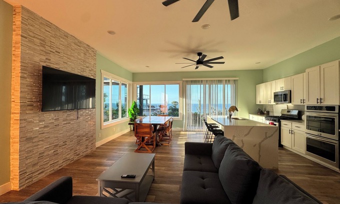 Roatan House | 6 Bd, 6 Bth, 2 living rms, huge kitchen, private pool & hot tub, rooftop deck!