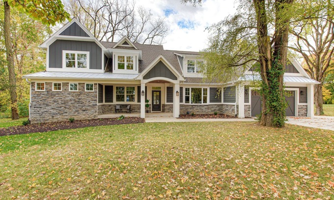 Indianapolis House | 6 BED/4.5 BATH LUX CHIC FARMHOUSE WITH OUTDOOR FIREPIT