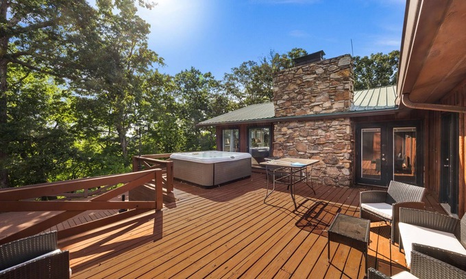 Bowling Green House | 6 bedroom 5 bath dream escape with over 4600 square feet!