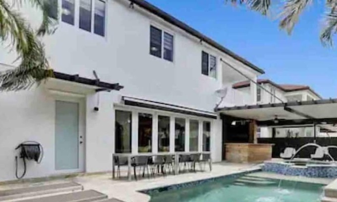 Miami Lakes Apartment | 6 Bedroom 682726 by Houzlet