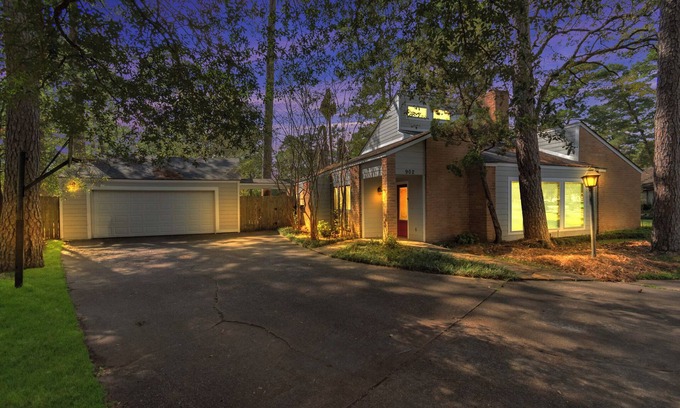 Kingwood House | 6-Bedroom Retreat, Pool & Spa: 20 Min Downtown GB