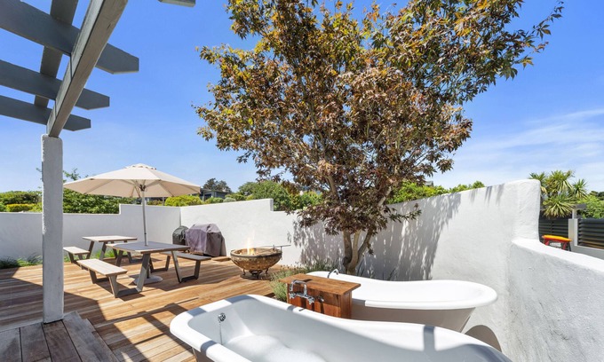 Hilltop House | 6 Bedrooms, 3 Bathrooms, 2 Living Areas, 2 Kitchens, Lake Views
