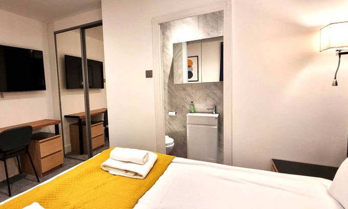 Swindon House | 6 Bedrooms (Double/Twin), 4 Bathrooms + Parking