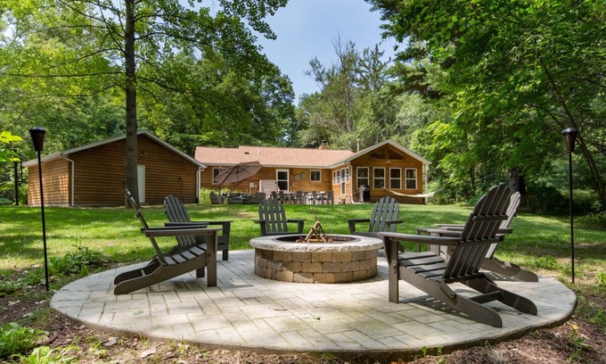 Harbert Cottage | 6 Beds, 3 Baths Recently renovated sleeps 14 (10 Adults, 4 Children) .