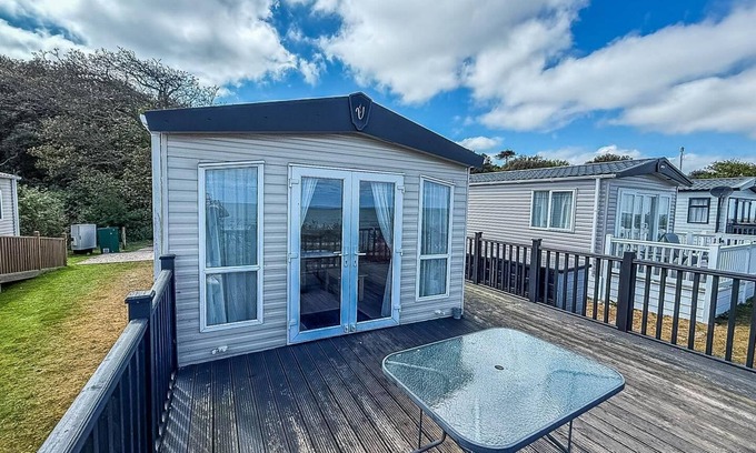 Corton House | 6 berth luxury caravan with full sea views at Azure Seas in Suffolk ref 32069AZ