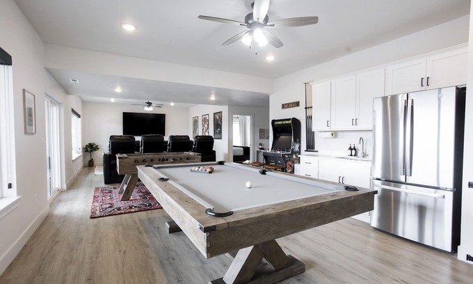 Indian Point House | 6 BR: 5 King Suites + BUNK ROOM! Indoor Community Pool, Game Room, Hot Tub +