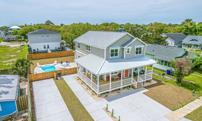 North Carolina Coast House | 6 BR/6 Ba w/Pool & Hot Tub, ample Parking, close to Beach & Downtown!