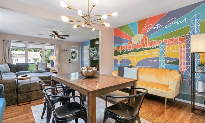 South Bend House | 6 BR Family and Friends Retreat- Pool, Theatre, Walk to Notre Dame & Restaurants