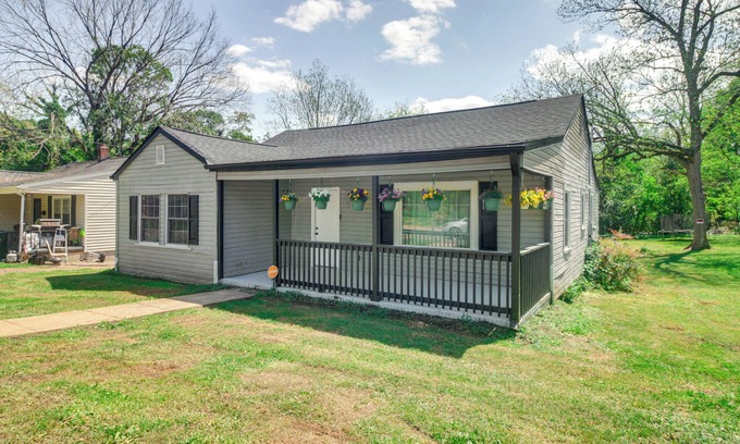 Kings Mountain House | 6 Mi to Crowders Mountain: Peaceful Home w/Porch