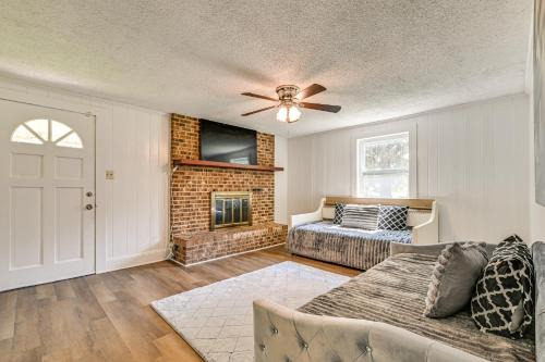 Hidden Valley House | 6 Mi to Dtwn Charming Home with Yard in Charlotte