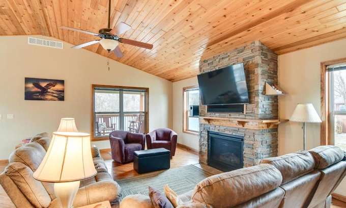 Pella House | 6 Mi to Dtwn Pella Riverfront Cabin with Game Room!