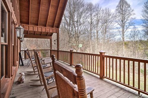 Gatlinburg - Pigeon Forge House | 6 Mi to Great Smoky Mtns Quiet Cabin with Hot Tub