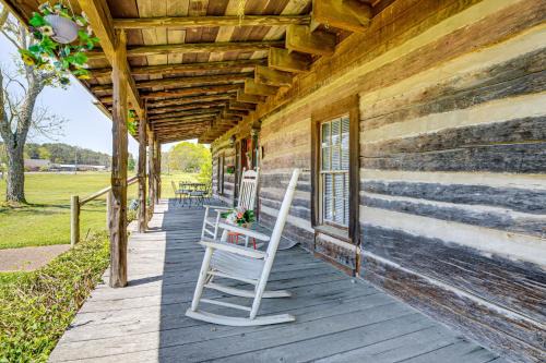 Hollywood Apartment | 6 Mi to Scottsboro Apt with Furnished Porch