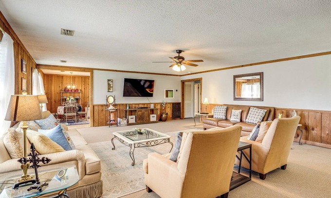 Hollywood Apartment | 6 Mi to Scottsboro: Pet-Friendly Cabin Apt